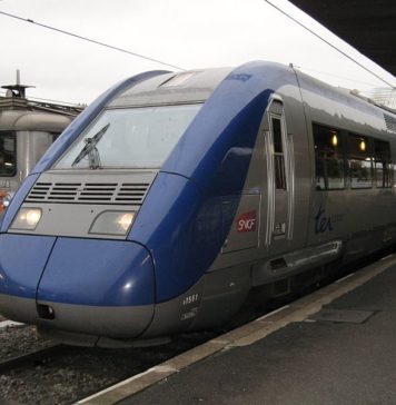 Un Train Express Régional en gare d'Orléans.