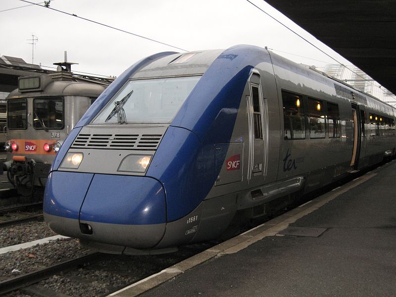 Un Train Express Régional en gare d'Orléans.