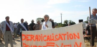 Plusieurs élus du Front National soutenus par les habitants manifestent pour demander la fermeture du Centre de "déradicalisation".